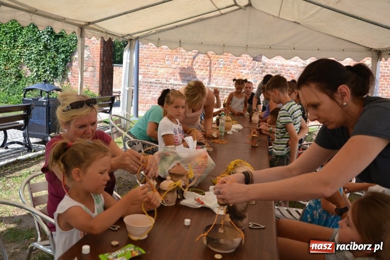 Zdjęcie w galerii na portalu naszraciborz.pl: Gliniane Naczynie - z tego stworzymy coś nowego - na zamku ruszyła letnia akcja Zamkowe Zuchy 2017 wiadomości z regionu