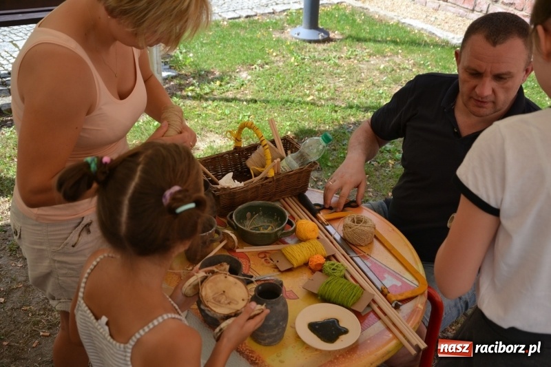 Zdjęcie w galerii na portalu naszraciborz.pl: Gliniane Naczynie - z tego stworzymy coś nowego - na zamku ruszyła letnia akcja Zamkowe Zuchy 2017 wiadomości z regionu