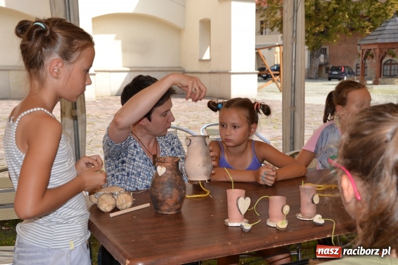 Zdjęcie w galerii na portalu naszraciborz.pl: Gliniane Naczynie - z tego stworzymy coś nowego - na zamku ruszyła letnia akcja Zamkowe Zuchy 2017 wiadomości z regionu