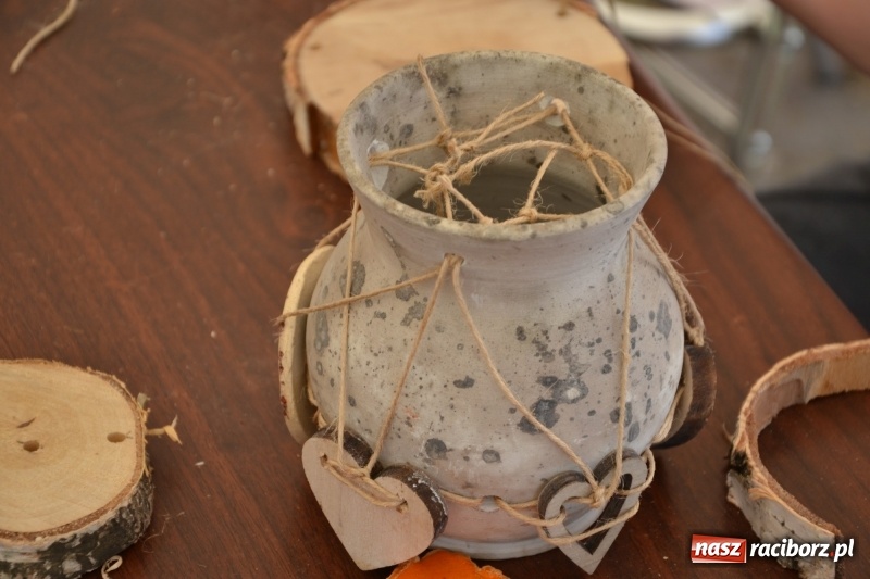 Zdjęcie w galerii na portalu naszraciborz.pl: Gliniane Naczynie - z tego stworzymy coś nowego - na zamku ruszyła letnia akcja Zamkowe Zuchy 2017 wiadomości z regionu