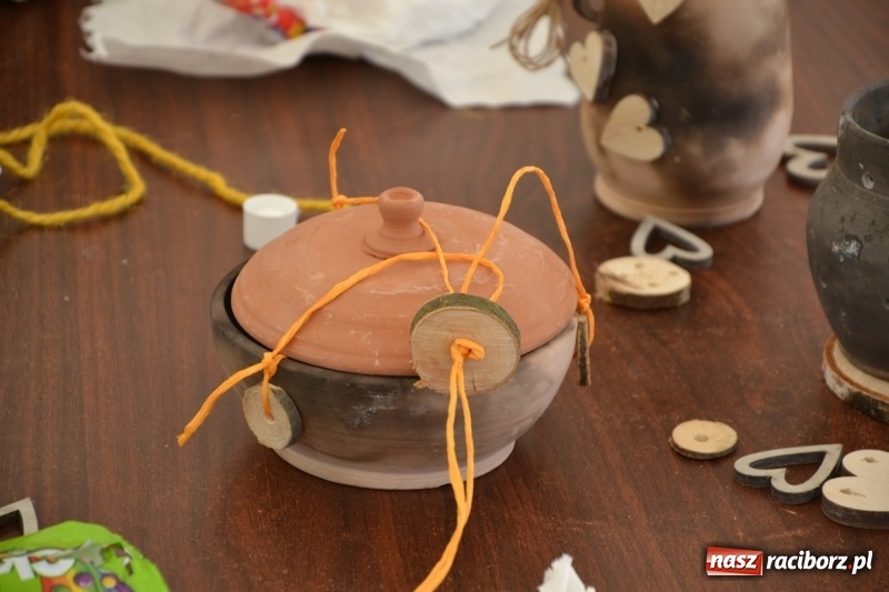Zdjęcie w galerii na portalu naszraciborz.pl: Gliniane Naczynie - z tego stworzymy coś nowego - na zamku ruszyła letnia akcja Zamkowe Zuchy 2017 wiadomości z regionu