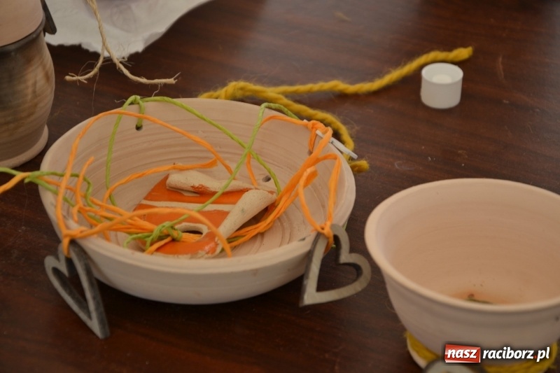 Zdjęcie w galerii na portalu naszraciborz.pl: Gliniane Naczynie - z tego stworzymy coś nowego - na zamku ruszyła letnia akcja Zamkowe Zuchy 2017 wiadomości z regionu