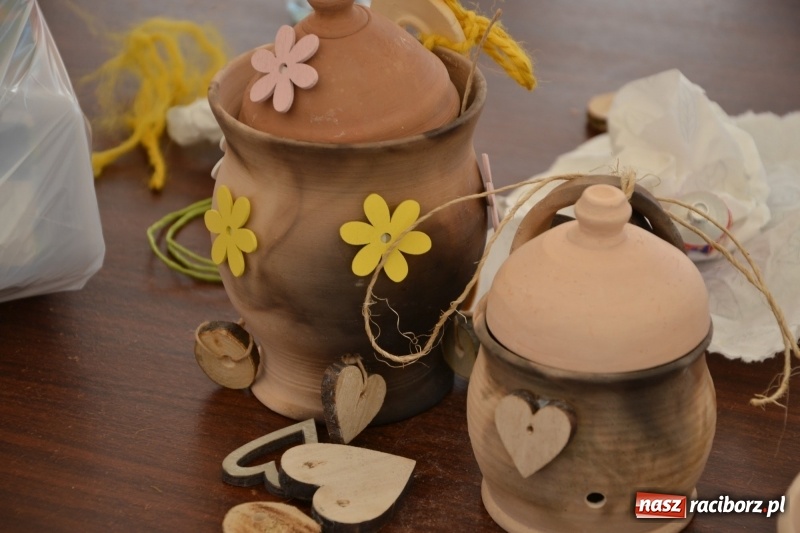 Zdjęcie w galerii na portalu naszraciborz.pl: Gliniane Naczynie - z tego stworzymy coś nowego - na zamku ruszyła letnia akcja Zamkowe Zuchy 2017 wiadomości z regionu