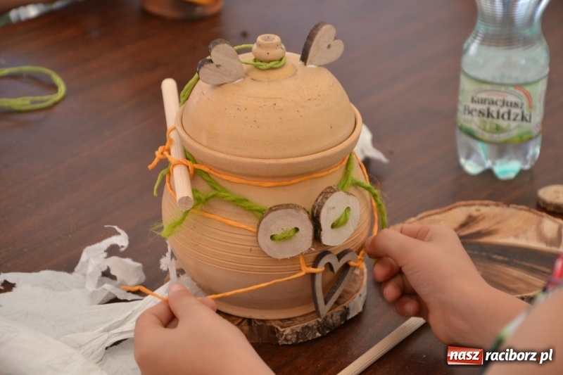 Zdjęcie w galerii na portalu naszraciborz.pl: Gliniane Naczynie - z tego stworzymy coś nowego - na zamku ruszyła letnia akcja Zamkowe Zuchy 2017 wiadomości z regionu