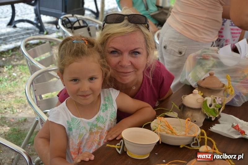 Zdjęcie w galerii na portalu naszraciborz.pl: Gliniane Naczynie - z tego stworzymy coś nowego - na zamku ruszyła letnia akcja Zamkowe Zuchy 2017 wiadomości z regionu