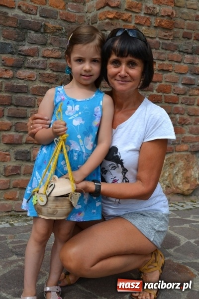 Zdjęcie w galerii na portalu naszraciborz.pl: Gliniane Naczynie - z tego stworzymy coś nowego - na zamku ruszyła letnia akcja Zamkowe Zuchy 2017 wiadomości z regionu