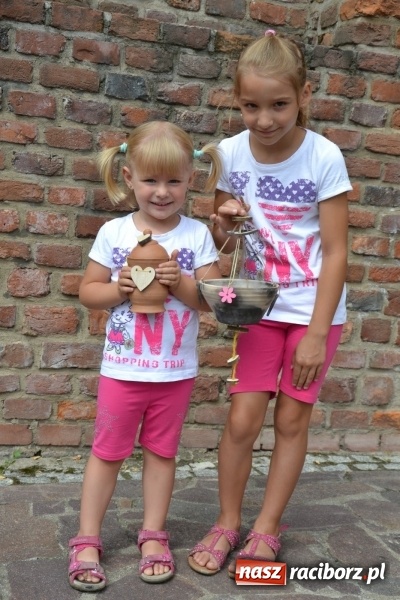 Zdjęcie w galerii na portalu naszraciborz.pl: Gliniane Naczynie - z tego stworzymy coś nowego - na zamku ruszyła letnia akcja Zamkowe Zuchy 2017 wiadomości z regionu