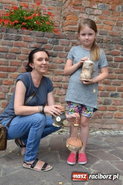 Zdjęcie w galerii na portalu naszraciborz.pl: Gliniane Naczynie - z tego stworzymy coś nowego - na zamku ruszyła letnia akcja Zamkowe Zuchy 2017 wiadomości z regionu