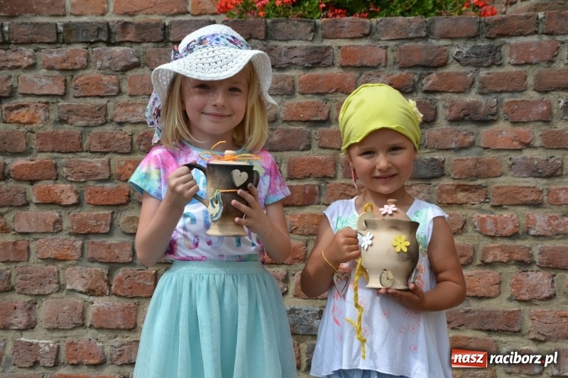 Zdjęcie w galerii na portalu naszraciborz.pl: Gliniane Naczynie - z tego stworzymy coś nowego - na zamku ruszyła letnia akcja Zamkowe Zuchy 2017 wiadomości z regionu