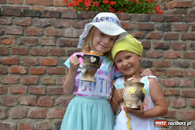 Zdjęcie w galerii na portalu naszraciborz.pl: Gliniane Naczynie - z tego stworzymy coś nowego - na zamku ruszyła letnia akcja Zamkowe Zuchy 2017 wiadomości z regionu