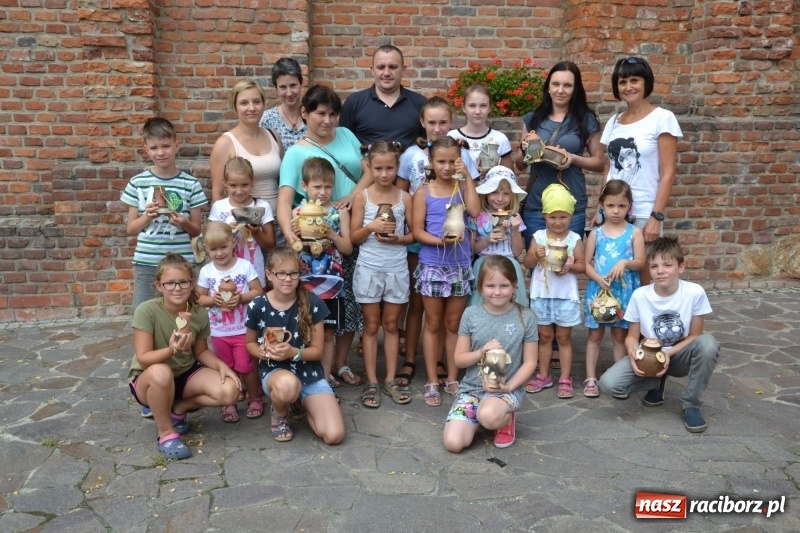 Zdjęcie w galerii na portalu naszraciborz.pl: Gliniane Naczynie - z tego stworzymy coś nowego - na zamku ruszyła letnia akcja Zamkowe Zuchy 2017 wiadomości z regionu