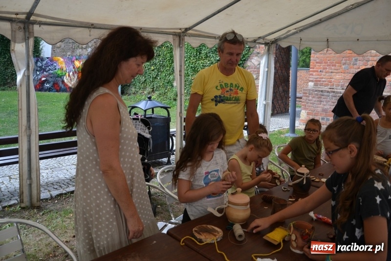 Zdjęcie w galerii na portalu naszraciborz.pl: Gliniane Naczynie - z tego stworzymy coś nowego - na zamku ruszyła letnia akcja Zamkowe Zuchy 2017 wiadomości z regionu