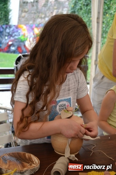 Zdjęcie w galerii na portalu naszraciborz.pl: Gliniane Naczynie - z tego stworzymy coś nowego - na zamku ruszyła letnia akcja Zamkowe Zuchy 2017 wiadomości z regionu