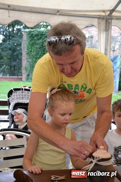 Zdjęcie w galerii na portalu naszraciborz.pl: Gliniane Naczynie - z tego stworzymy coś nowego - na zamku ruszyła letnia akcja Zamkowe Zuchy 2017 wiadomości z regionu