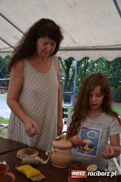 Zdjęcie w galerii na portalu naszraciborz.pl: Gliniane Naczynie - z tego stworzymy coś nowego - na zamku ruszyła letnia akcja Zamkowe Zuchy 2017 wiadomości z regionu