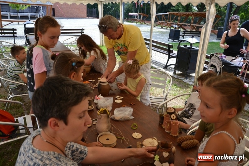 Zdjęcie w galerii na portalu naszraciborz.pl: Gliniane Naczynie - z tego stworzymy coś nowego - na zamku ruszyła letnia akcja Zamkowe Zuchy 2017 wiadomości z regionu
