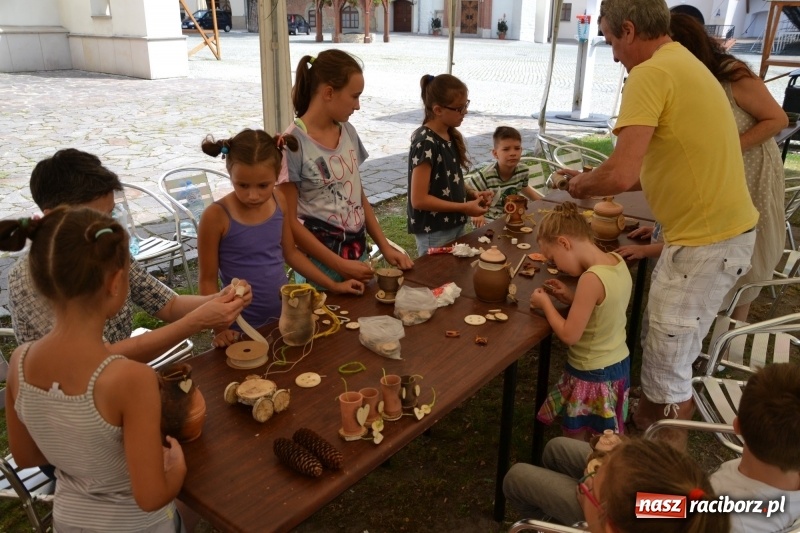 Zdjęcie w galerii na portalu naszraciborz.pl: Gliniane Naczynie - z tego stworzymy coś nowego - na zamku ruszyła letnia akcja Zamkowe Zuchy 2017 wiadomości z regionu