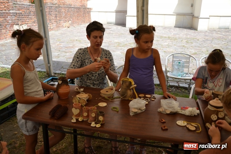 Zdjęcie w galerii na portalu naszraciborz.pl: Gliniane Naczynie - z tego stworzymy coś nowego - na zamku ruszyła letnia akcja Zamkowe Zuchy 2017 wiadomości z regionu