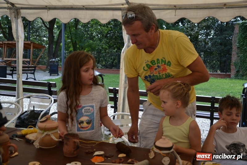 Zdjęcie w galerii na portalu naszraciborz.pl: Gliniane Naczynie - z tego stworzymy coś nowego - na zamku ruszyła letnia akcja Zamkowe Zuchy 2017 wiadomości z regionu