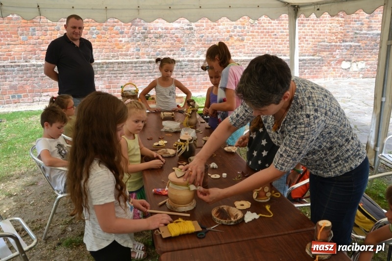 Zdjęcie w galerii na portalu naszraciborz.pl: Gliniane Naczynie - z tego stworzymy coś nowego - na zamku ruszyła letnia akcja Zamkowe Zuchy 2017 wiadomości z regionu