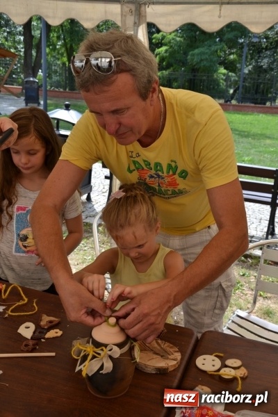 Zdjęcie w galerii na portalu naszraciborz.pl: Gliniane Naczynie - z tego stworzymy coś nowego - na zamku ruszyła letnia akcja Zamkowe Zuchy 2017 wiadomości z regionu