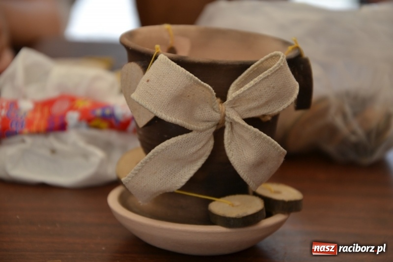 Zdjęcie w galerii na portalu naszraciborz.pl: Gliniane Naczynie - z tego stworzymy coś nowego - na zamku ruszyła letnia akcja Zamkowe Zuchy 2017 wiadomości z regionu