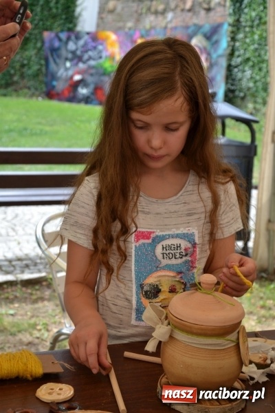 Zdjęcie w galerii na portalu naszraciborz.pl: Gliniane Naczynie - z tego stworzymy coś nowego - na zamku ruszyła letnia akcja Zamkowe Zuchy 2017 wiadomości z regionu