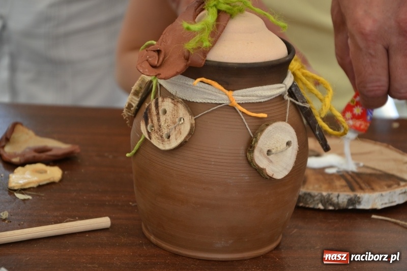 Zdjęcie w galerii na portalu naszraciborz.pl: Gliniane Naczynie - z tego stworzymy coś nowego - na zamku ruszyła letnia akcja Zamkowe Zuchy 2017 wiadomości z regionu