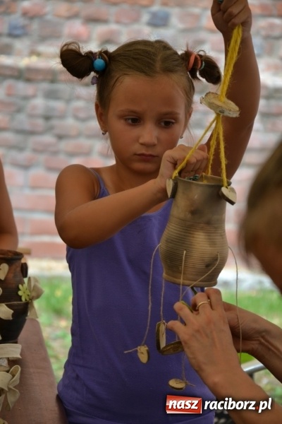 Zdjęcie w galerii na portalu naszraciborz.pl: Gliniane Naczynie - z tego stworzymy coś nowego - na zamku ruszyła letnia akcja Zamkowe Zuchy 2017 wiadomości z regionu