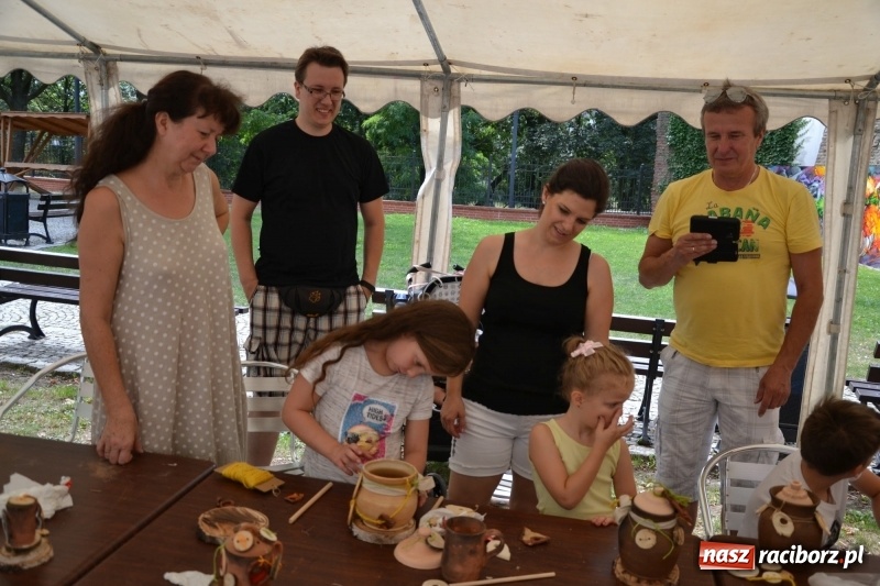 Zdjęcie w galerii na portalu naszraciborz.pl: Gliniane Naczynie - z tego stworzymy coś nowego - na zamku ruszyła letnia akcja Zamkowe Zuchy 2017 wiadomości z regionu
