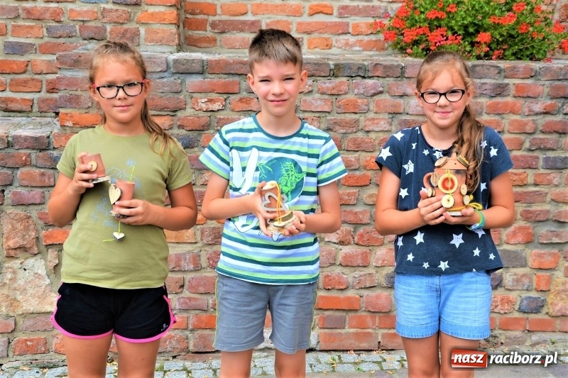 Zdjęcie w galerii na portalu naszraciborz.pl: Gliniane Naczynie - z tego stworzymy coś nowego - na zamku ruszyła letnia akcja Zamkowe Zuchy 2017 wiadomości z regionu