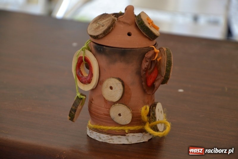 Zdjęcie w galerii na portalu naszraciborz.pl: Gliniane Naczynie - z tego stworzymy coś nowego - na zamku ruszyła letnia akcja Zamkowe Zuchy 2017 wiadomości z regionu