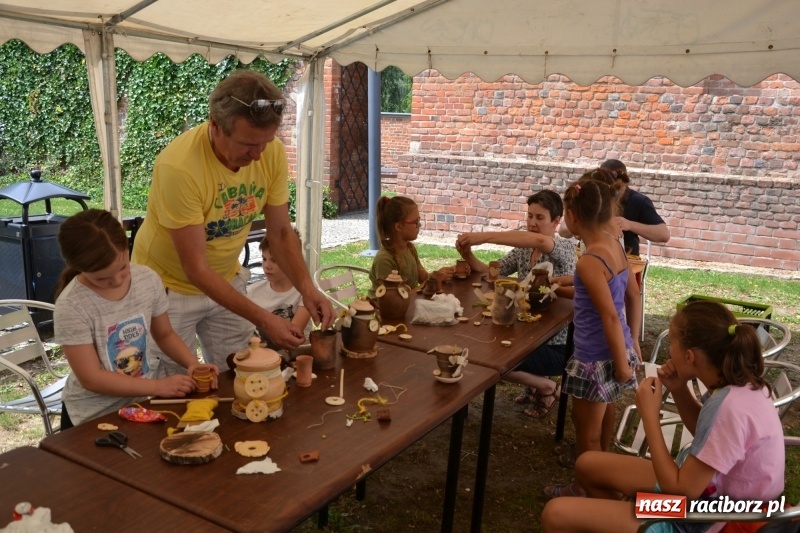 Zdjęcie w galerii na portalu naszraciborz.pl: Gliniane Naczynie - z tego stworzymy coś nowego - na zamku ruszyła letnia akcja Zamkowe Zuchy 2017 wiadomości z regionu