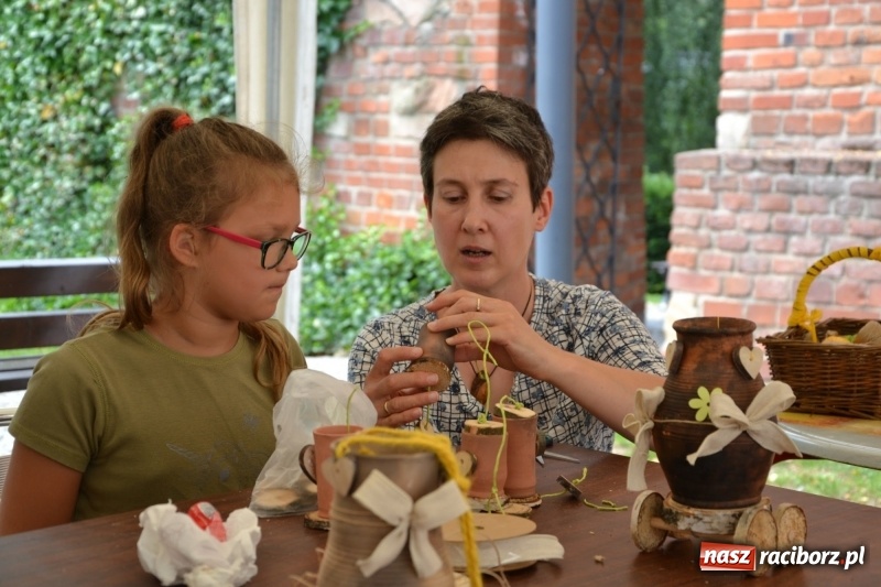 Zdjęcie w galerii na portalu naszraciborz.pl: Gliniane Naczynie - z tego stworzymy coś nowego - na zamku ruszyła letnia akcja Zamkowe Zuchy 2017 wiadomości z regionu