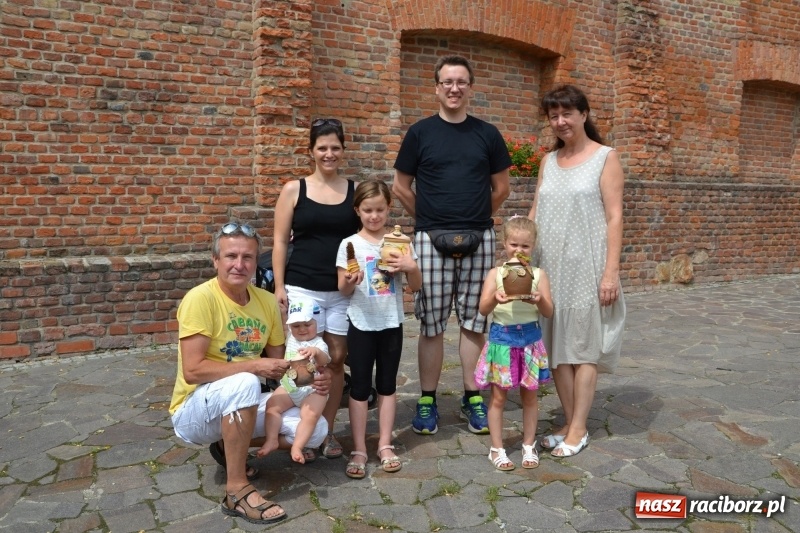 Zdjęcie w galerii na portalu naszraciborz.pl: Gliniane Naczynie - z tego stworzymy coś nowego - na zamku ruszyła letnia akcja Zamkowe Zuchy 2017 wiadomości z regionu