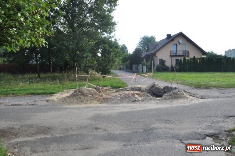 Zdjęcie w galerii na portalu naszraciborz.pl: Trwają prace związane z budową kanalizacji w Kuźni Raciborskiej  wiadomości z regionu