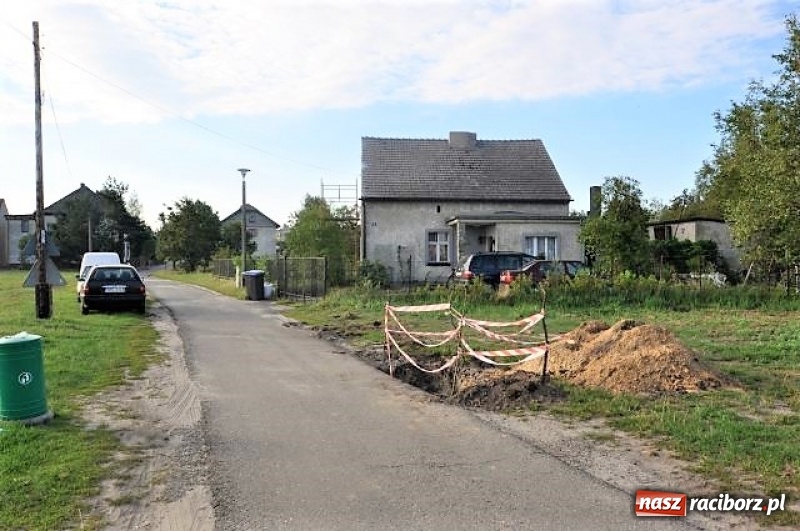 Zdjęcie w galerii na portalu naszraciborz.pl: Trwają prace związane z budową kanalizacji w Kuźni Raciborskiej  wiadomości z regionu