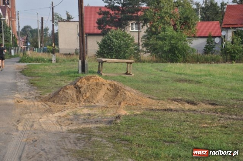 Zdjęcie w galerii na portalu naszraciborz.pl: Trwają prace związane z budową kanalizacji w Kuźni Raciborskiej  wiadomości z regionu