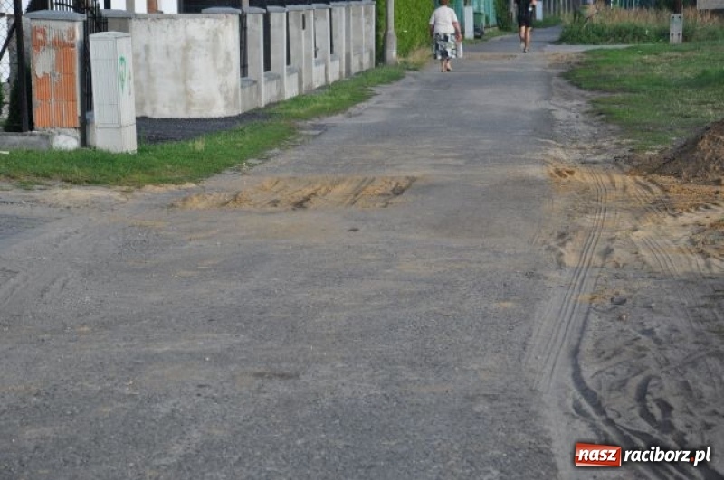 Zdjęcie w galerii na portalu naszraciborz.pl: Trwają prace związane z budową kanalizacji w Kuźni Raciborskiej  wiadomości z regionu
