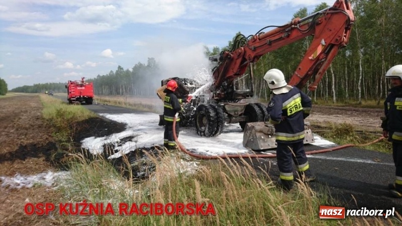 Zdjęcie w galerii na portalu naszraciborz.pl: Samolot i strażacy skierowani do akcji gaszenia koparki w lesie w Kuźni Raciborskiej  wiadomości z regionu