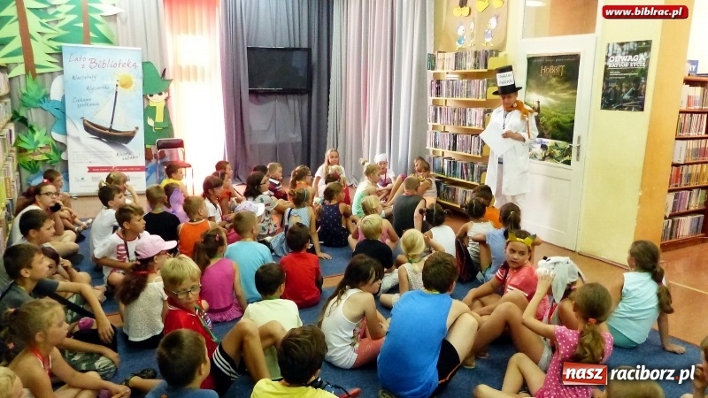 Zdjęcie w galerii na portalu naszraciborz.pl: Lato z biblioteką: Dzień Postaci z Bajek wiadomości z regionu