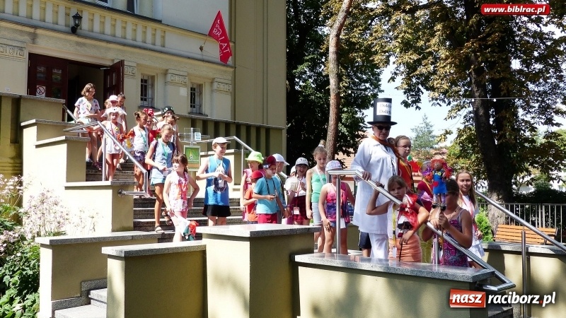 Zdjęcie w galerii na portalu naszraciborz.pl: Lato z biblioteką: Dzień Postaci z Bajek wiadomości z regionu