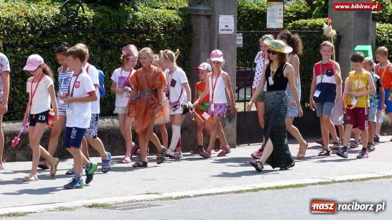 Zdjęcie w galerii na portalu naszraciborz.pl: Lato z biblioteką: Dzień Postaci z Bajek wiadomości z regionu