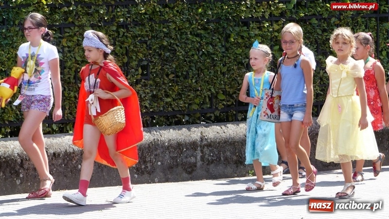 Zdjęcie w galerii na portalu naszraciborz.pl: Lato z biblioteką: Dzień Postaci z Bajek wiadomości z regionu