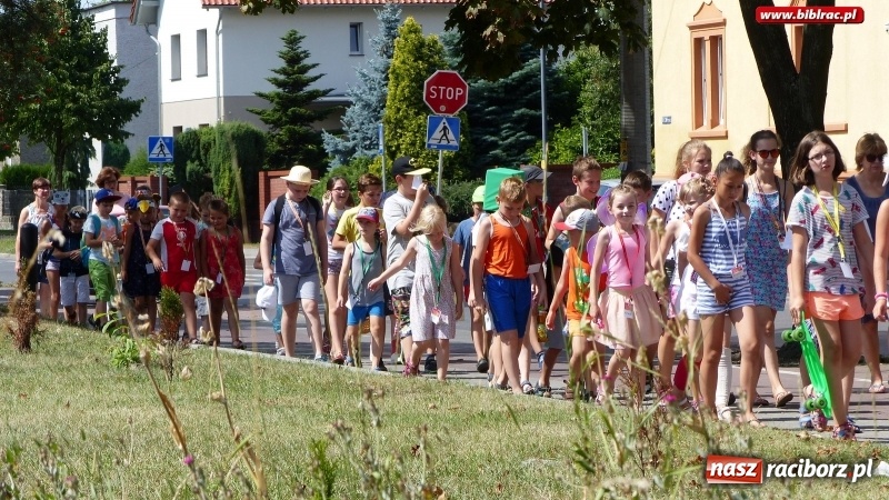 Zdjęcie w galerii na portalu naszraciborz.pl: Lato z biblioteką: Dzień Postaci z Bajek wiadomości z regionu