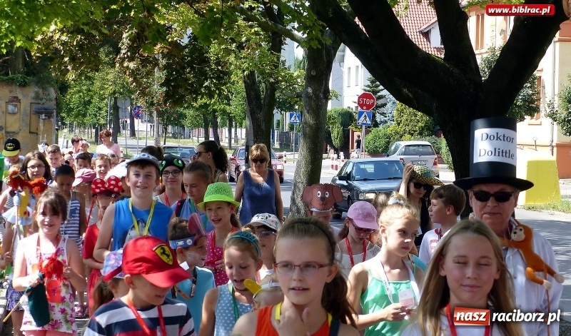 Zdjęcie w galerii na portalu naszraciborz.pl: Lato z biblioteką: Dzień Postaci z Bajek wiadomości z regionu