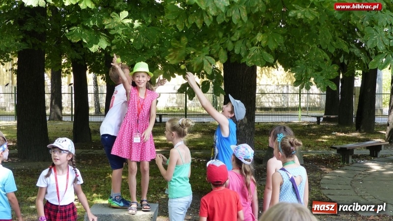 Zdjęcie w galerii na portalu naszraciborz.pl: Lato z biblioteką: Dzień Postaci z Bajek wiadomości z regionu