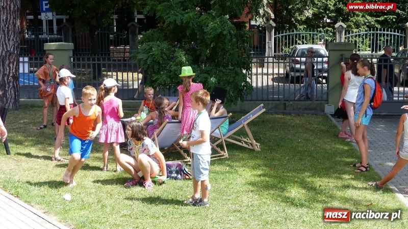 Zdjęcie w galerii na portalu naszraciborz.pl: Lato z biblioteką: Dzień Postaci z Bajek wiadomości z regionu