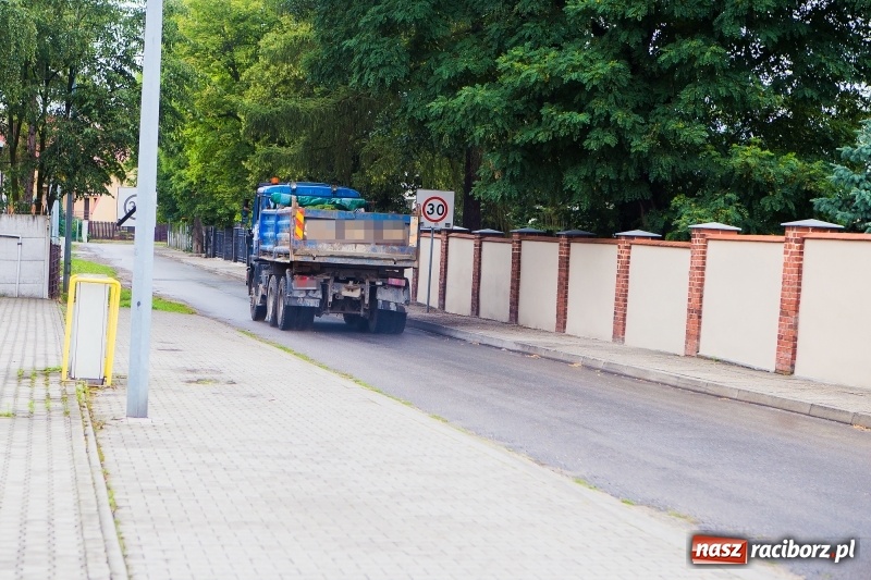 Zdjęcie w galerii na portalu naszraciborz.pl:  Remontują Armii Krajowej, niszczą drogi osiedlowe  wiadomości z regionu