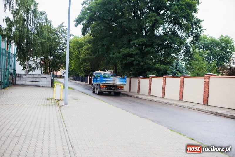 Zdjęcie w galerii na portalu naszraciborz.pl:  Remontują Armii Krajowej, niszczą drogi osiedlowe  wiadomości z regionu